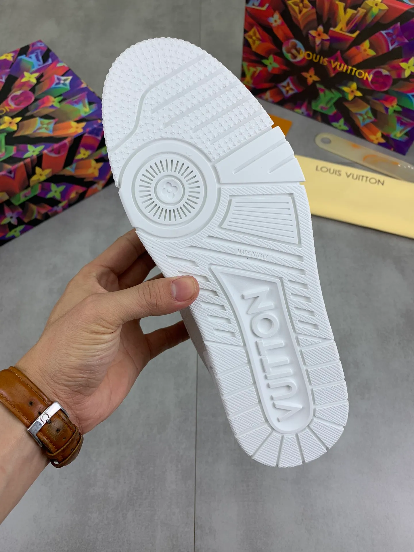Men's shoes 💰P600 New style 💰💎💎Latest color High version 2025Louis*Vuitto* LV Traine Catwalk TRAINER outsole and fabric private model A shoe that definitely costs a lot of money and effort. This series was designed after the arrival of Vifgil. It is favored by many fans every season. Original TPU outsole Original packaging Men's size: 38-45 (46 can be customized) Color: black and white optional (available from stock, super fast delivery)